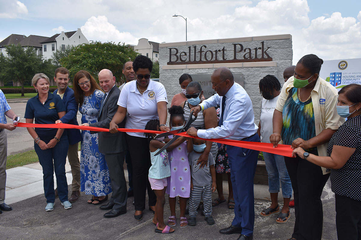 Mayor Sylvester Turner Cutting the ribbon at Belfort Park Apartments